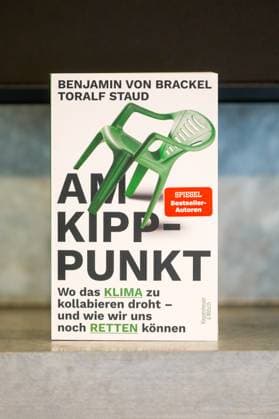 Buchpremiere von Am Kippunkt. Wo das Klima zu kollabieren droht und wie wir uns noch retten können von Toralf Staud und Benjamin von Brackel Berlin, 29.7.2025 Buch bei der Buchpremiere von Am Kippunkt. Wo das Klima zu kollabieren droht und wie wir uns noch retten können in Berlin Berlin Copyright: xMatthiasxGränzdörferx