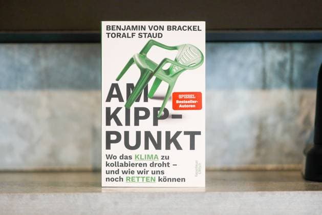 Buchpremiere von Am Kippunkt. Wo das Klima zu kollabieren droht und wie wir uns noch retten können von Toralf Staud und Benjamin von Brackel Berlin, 29.7.2025 Buch bei der Buchpremiere von Am Kippunkt. Wo das Klima zu kollabieren droht und wie wir uns noch retten können in Berlin Berlin Copyright: xMatthiasxGränzdörferx