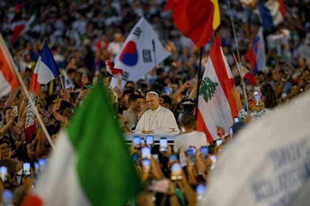 ITALY - POPE LEO XIV GREETS FAITHFUL IN ST PETER S SQUARE AT THE END OF A WELCOME MASS FOR THE YOUTH JUBILEE AT THE VATICAN - 2025 7 29 Italy, Rome, Vatican, 2025 7 29.Pope Leo XIV greets faithful in St. Peter s Square at the end of a welcome mass for the Youth Jubilee at the Vatican EDITORIAL USE ONLY - NO BOOKS Copyright: xALESSIAxGIULIANIx