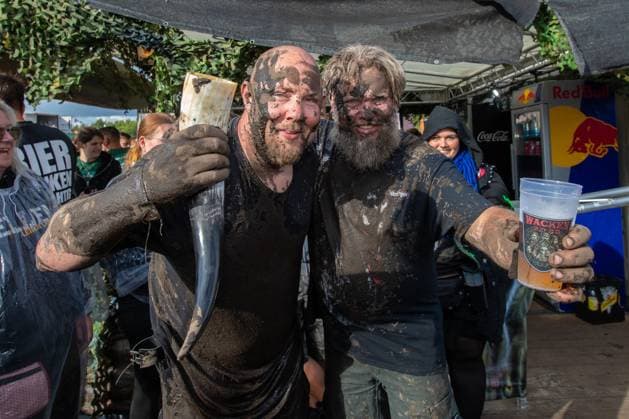 Wacken 2025 Fans trotzen dem angesagten Regen Obwohl für den Mittwoch, dem Tag der Eröffnmung, extreme Schauer in Wacken angesagt wurden feiern die Fans in Wacken den Dienstag voller Hoffnung, der Kelch möge vorüberziehen. Bereits jetzt sind die Wege sichtbar betroffen. All dies jedoch tut der Stimmung keinen Abbruch. Wacken Wacken Open Air Schleswig-Holstein Deutschland IVDJ7700 *** Wacken 2025 fans defy the forecast rain Although extreme showers have been forecast for Wednesday, the day of the opening ceremony, the fans in Wacken are celebrating Tuesday full of hope that the cup may pass The paths are already visibly affected All this, however, does not dampen the mood Wacken Wacken Open Air Schleswig Holstein Germany IVDJ7700