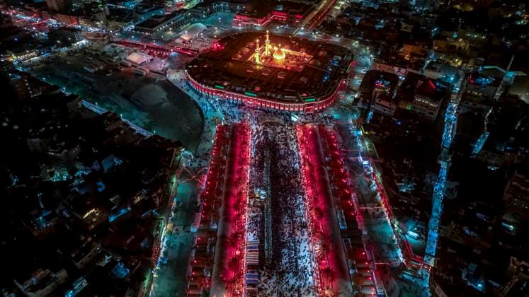 Bilder des Jahres 2025, News 07 Juli Pilgrims March for Lady Ruqayyah in Karbala Devotees participate in a religious procession known as the Lady Ruqayyah Journey between the two holy shrines in Karbala, Iraq, on July 29, 2025. The annual commemoration honors Lady Ruqayyah, the young daughter of Imam Hussein, revered in Shia Islam for her suffering during and after the Battle of Karbala. Pilgrims walk solemnly between the Imam Hussein Shrine and the Al-Abbas Shrine, expressing mourning, devotion, and solidarity with the tragedy of Karbala. Many wear black and recite elegies, while some carry symbolic items representing grief and resilience. The event draws thousands of worshippers from across Iraq and neighboring countries, especially during the Islamic lunar months of Muhar Copyright: xSamerxAlxHusseinix