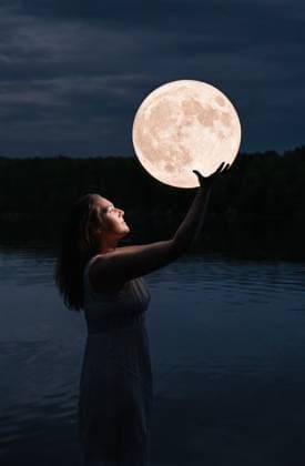 Creative Highlights Symbolbilder Creative Highlight Symbolbilder Surreal image of woman standing in lake at night holding full moon. Buck Lake, Ontario, Canada CR_DOHO250728B-1795533-01 ,model released, Symbolfoto
