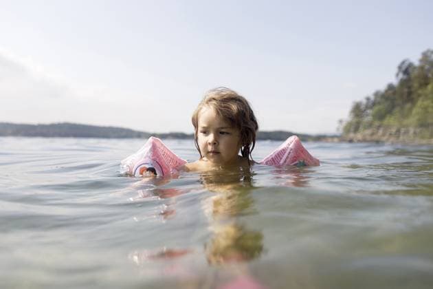 Creative Highlights Symbolbilder Kleinkind Mädchen Schwimmen mit Floaties Toddler Girl Swimming With Floaties Copyright: imageBROKER ElisabethxHoiberg ibxhoi14449615.jpg ,model released, Symbolfoto ,property released