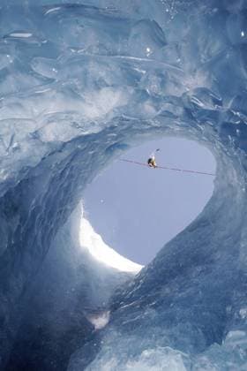 Creative Highlight Symbolbilder Mann auf Draht auf Gletscher Man on wire on glacier Copyright: imageBROKER ElisabethxHoiberg ibxhoi14451872.jpg ,model released, Symbolfoto ,property released