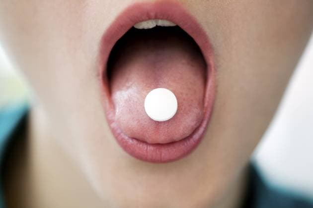 Creative Highlight Symbolbilder Frau schluckt Kopfschmerztablette Woman swallowing headache pill Copyright: imageBROKER ElisabethxHoiberg ibxhoi14452466.jpg ,model released, Symbolfoto ,property released