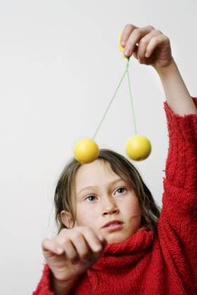 Creative Highlights Symbolbilder Mädchen mit Spielzeug Girl with toy Copyright: imageBROKER ElisabethxHoiberg ibxhoi14453435.jpg ,model released, Symbolfoto ,property released