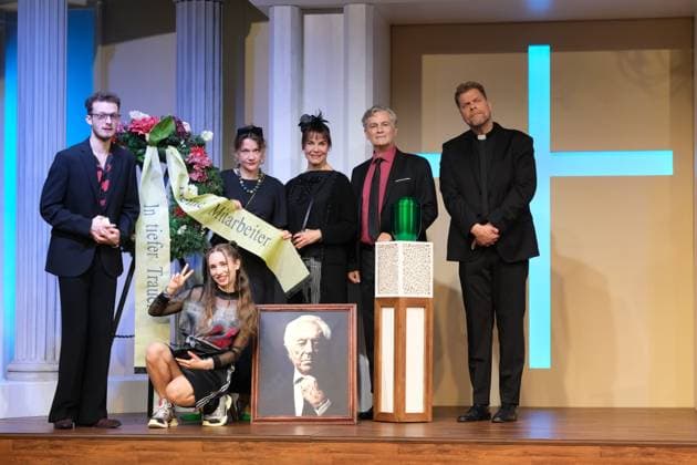 Bilder des Jahres 2025, Entertainment 07 Juli Peer-Robin Hagel, Tima Herz, Sophie Göbel, Nicola Tiggeler und Timothy Peach sowie Tetje Mierendorf in der schwarzen Komödie Kalter Weisser Mann, eine hochaktuelle Komödie über das Gendern, Sexismus und politisch korrektes Verhalten während der Trauerfeier für einen Unternehmer, die im Chaos zu versinken droht, Fotoprobe in der Komödie Winterhuder Fährhaus, Hamburg 30.7.2025 *** Peer Robin Hagel, Tima Herz, Sophie Göbel, Nicola Tiggeler and Timothy Peach as well as Tetje Mierendorf in the black comedy Kalter Weisser Mann, a highly topical comedy about gender stereotyping, sexism and politically correct behavior during the funeral service for an entrepreneur that threatens to descend into chaos, photo rehearsal at the Komödie Win