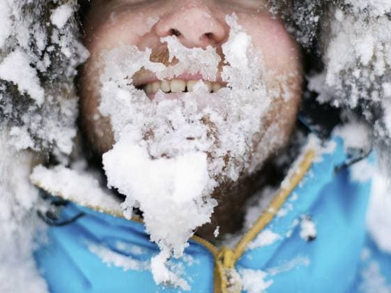 Creative Highlight Symbolbilder Ein Mann spielt im Schnee. Bedeckt mit Eis und Schnee Man playing in the snow. Covered with ice and snow Copyright: imageBROKER ElisabethxHoiberg ibxhoi14460130.jpg ,model released, Symbolfoto ,property released