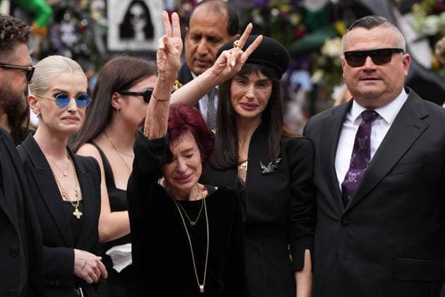Funeral ceremony for Ozzy Osbourne in Birmingham BIRMINGHAM, UNITED KINGDOM - JULY 30: The wife of Ozzy Osborne Sharon Osbourne mourns during the funeral ceremony of Ozzy Osbourne in Birmingham on 30 July 2025. Ozzy Osbourne, the iconic front man of Black Sabbath and one of the most influential British figures in heavy metal music, has died at the age of 76. Loannis Alexopoulos Anadolu Birmingham United Kingdom. Editorial use only. Please get in touch for any other usage.  Copyright: x2025xAnadoluxLoannisxAlexopoulosx