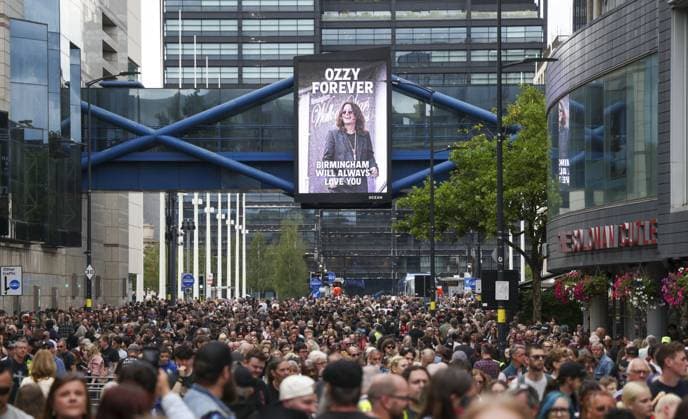 Bilder des Jahres 2025, Entertainment 07 Juli Ozzy Osbourne funeral cortege Ozzy Osbourne fans pay their respects as his funeral cortege travels through his home city of Birmingham ..Thousands pack the city centre.  Copyright: xSimonxJonesx NINTCHDBPICT001013317063