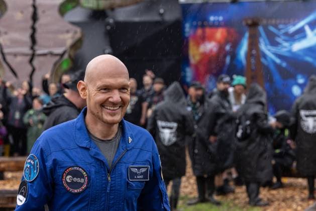 Wacken 2025 Astronaut Alexander Gerst (ESA) einer der Stargäste des Festivals bringt Wissenschaft auf das Festival. bereits Stunden vor der Öffnung des Infileds des Wacken Open Air drängten sich die Metalheads aus aller Welt vor dem Einlass. Pünklich um 15 Uhr wurde das Festival offiziell eröffnet und der Platz von tausenden Fans gestürmt. Alexander Gerst stand den Fans Rede und Antwort. Wacken Wacken Open Air Schleswig-Holstein Deutschland _5DL6718 *** Wacken 2025 Astronaut Alexander Gerst ESA one of the festivals star guests brings science to the festival Hours before the Wacken Open Air infield opened, metalheads from all over the world crowded in front of the entrance The festival was officially opened at 3 pm and the site was st