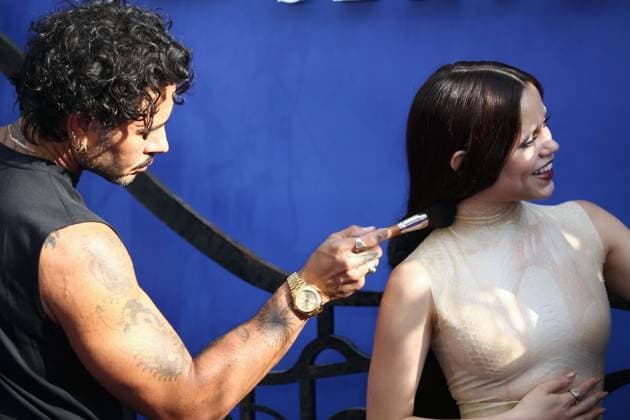 Wednesday Season 2, Part 1 world premiere in London Jenna Ortega having her hair combed at the global premiere of Wednesday Season 2, Part 1 at Central Hall in Westminster, London. London Central Hall Westminister UK Copyright: xFredxDuvalx