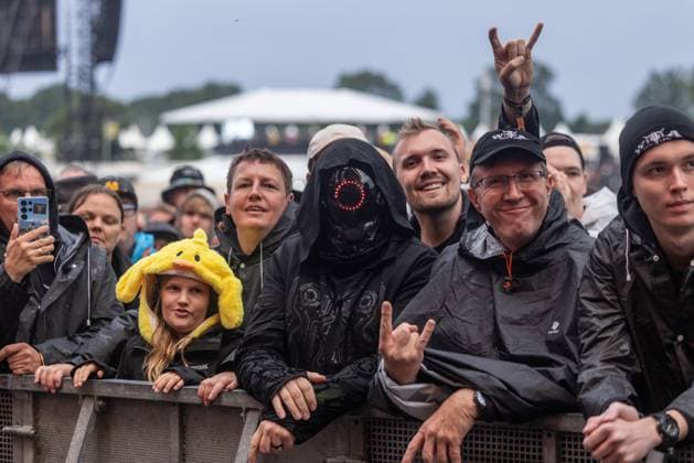 Beyond the Black Fans füllen das Infield beim Wacken open Air 2025 Das gesamte Infield füllte sich für einen der Headliner rasant bis zum Ausgang. Beyond the Black hat eine textsichere Fangemeinde, der weder Regen noch Sturm etwas anhaben konnten.Das Wacken Infield war damit genauso gut besucht, als würde die Sonne scheinen. Wacken Wacken Open Air Schleswig-Holstein Deutschland _5DL7274 *** Beyond the Black fans fill the infield at Wacken open Air 2025 The entire infield filled up rapidly for one of the headliners until the exit Beyond the Black has a fan base that is sure of its lyrics and neither rain nor storm could harm them The Wacken infield was just as well attended as if the sun was shining Wacken Wacken Open Air Schleswig Hols