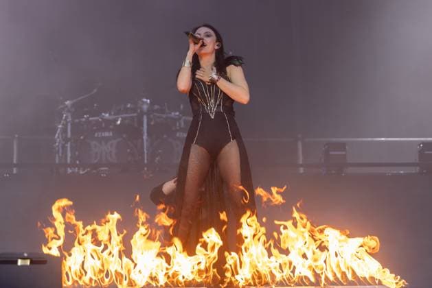Bilder des Jahres 2025, Entertainment 07 Juli Beyond the Black Fans füllen das Infield beim Wacken open Air 2025 Das gesamte Infield füllte sich für einen der Headliner rasant bis zum Ausgang. Beyond the Black hat eine textsichere Fangemeinde, der weder Regen noch Sturm etwas anhaben konnten.Das Wacken Infield war damit genauso gut besucht, als würde die Sonne scheinen. Wacken Wacken Open Air Schleswig-Holstein Deutschland _5DL7484 *** Beyond the Black fans fill the infield at Wacken open Air 2025 The entire infield filled up rapidly for one of the headliners right up to the exit Beyond the Black has a fan base that is sure of its words and neither rain nor storm could harm them The Wacken infield was just as well attended as if the sun was shining Wacken Wacken Open Air Schleswig
