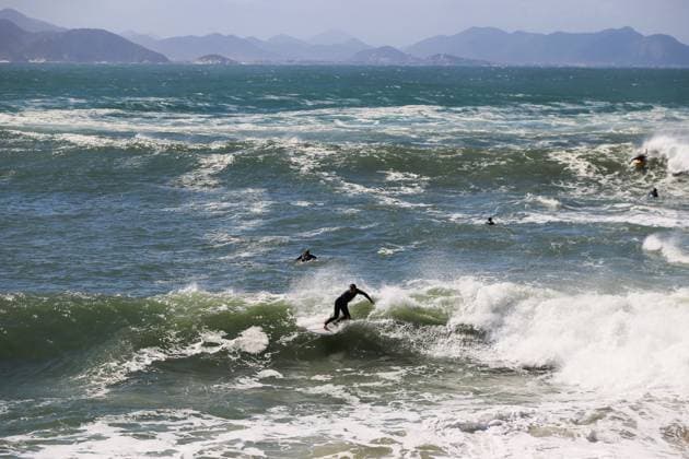 Rough seas in Rio de Janeiro. Surfers enjoy the waves at Copacabana Beach in the South Zone of Rio de Janeiro this Wednesday, the 30th. After flooding the shoreline the previous day, the high surf continues today, with waves forecast to reach up to 3.5 meters (11.5 feet) in height. RIO DE JANEIRO Zona Sul RIO DE JANEIRO BRAZIL Copyright: xCHARLESxSHOLLx