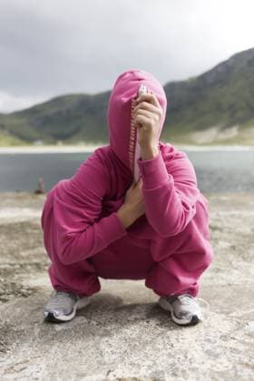 Porträt einer jungen Frau am Fluss, die ihr Gesicht bedeckt Portrait Of Young Woman At River Covering Face Copyright: imageBROKER ElisabethxHoiberg ibxhoi14449643.jpg ,model released, Symbolfoto ,property released