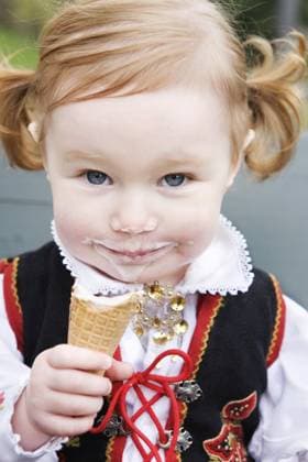 Kleines Mädchen in Tracht Feierlichkeiten zum 17. Mai Small girl wearing traditional costume - celebrating the 17th of May Copyright: imageBROKER ElisabethxHoiberg ibxhoi14450487.jpg ,model released, Symbolfoto ,property released
