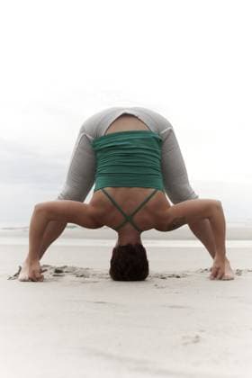 Creative Highlights Symbolbilder Junge Frau beim Sport am Strand Young Woman Doing Exercise On Beach Copyright: imageBROKER ElisabethxHoiberg ibxhoi14449484.jpg ,model released, Symbolfoto ,property released