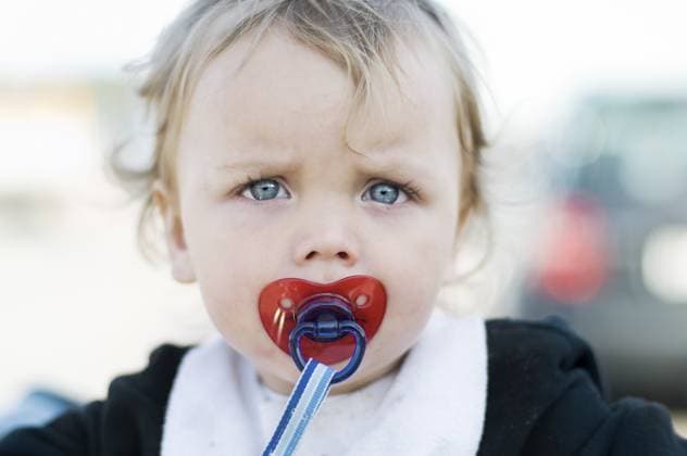 Creative Highlight Symbolbilder Blauäugiges Mädchen mit Schnuller Blue eyed girl with pacifier Copyright: imageBROKER ElisabethxHoiberg ibxhoi14450133.jpg ,model released, Symbolfoto ,property released