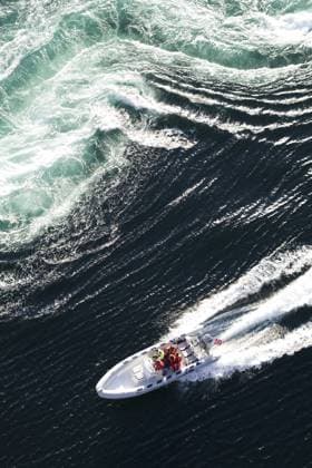 Gruppe von Menschen auf Motorboot Group of People on motorboat Copyright: imageBROKER ElisabethxHoiberg ibxhoi14449054.jpg ,model released, Symbolfoto ,property released