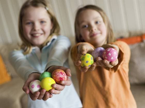 Mädchen verzieren Ostereier Girls decorating Easter eggs Copyright: imageBROKER ElisabethxHoiberg ibxhoi14462583.jpg ,model released, Symbolfoto ,property released