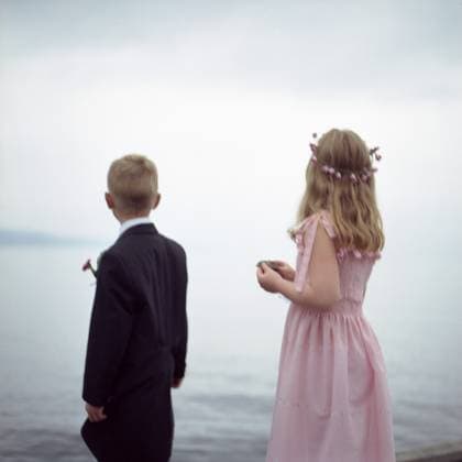 Creative Highlight Symbolbilder Junge und Mädchen blicken in Richtung des Horizonts Boy and girl looking towards the horizon Copyright: imageBROKER ElisabethxHoiberg ibxhoi14464036.jpg ,model released, Symbolfoto ,property released