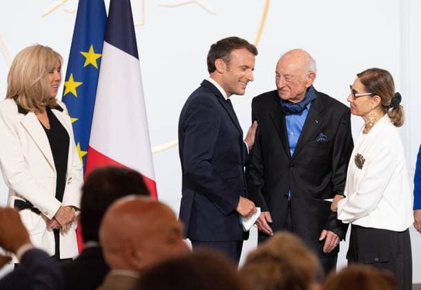 Brigitte and Emmanuel Macron, Edgar Morin and his wife - Le président de la République française, Emmanuel Macron reçoit le sociologue Edgar Morin, à l occasion de ses 100 ans, au palais de l Elysée à Paris, France, le 8 juillet 2021. Jacques Witt Pool Bestimage French President Emmanuel Macron meets Edgar Morin at Elysee Palace, in Paris, France, on July 8, 2021. Paris France *** Brigitte and Emmanuel Macron, Edgar Morin and his wife Le président de la République française, Emmanuel Macron reçoit le sociologue Edgar Morin, à loccasion de ses 100 ans, au palais de lElysée à Paris, France, le 8 juillet 2021 Jacques Witt Pool Bestimage French President Emmanuel Macron meets Edgar Morin at Elysee Palace, in Paris, France, on July 8, 2021 Par  Copyright: xJacquesxWitt Pool BestimagexJacquesxWitt Pool Bestimagex