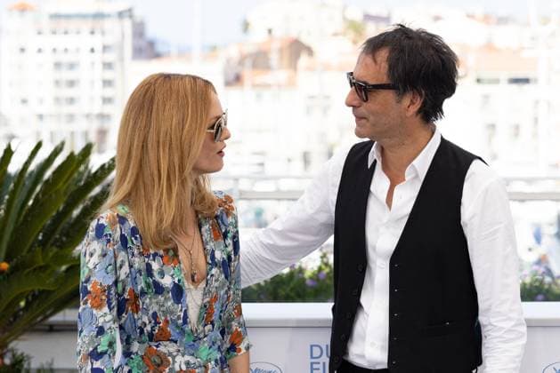 Vanessa Paradis, Samuel Benchetrit (réalisateur) au photocall du film Cette musique ne joue pour personne (Cannes première) lors du 74ème festival international du film de Cannes le 10 juillet 2021 Borde Jacovides Moreau Bestimage Photocall of the movie Cette musique ne joue pour personne during 74th Cannes Film Festival in Cannes on july 10th 2021 Cannes France *** Vanessa Paradis, Samuel Benchetrit réalisateur au photocall du film Cette musique ne joue pour personne Cannes première lors du 74ème festival international du film de Cannes le 10 juillet 2021 Borde Jacovides Moreau Bestimage Photocall of the movie Cette musique ne joue pour personne during 74th Cannes Film Festival in Cannes on july 10th 2021 Cannes France  Copyright: xJACOVIDES-BORDE-MOREAUx xBESTIMAGExJACOVIDES-BORDE-MOREAUx xBESTIMAGEx