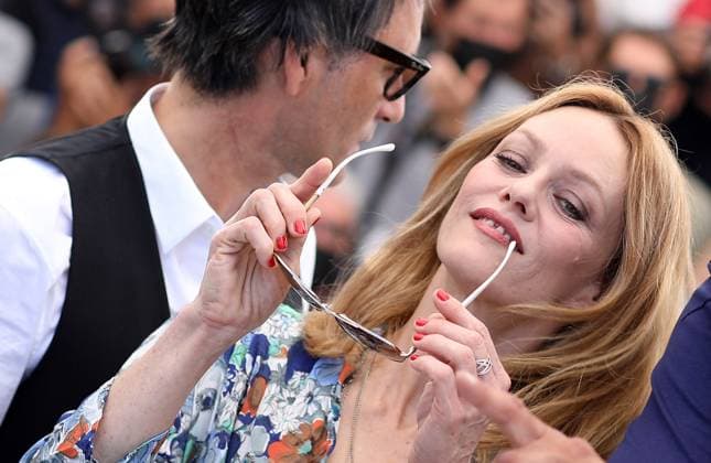 Vanessa Paradis, Samuel Benchetrit (réalisateur) au photocall du film Cette musique ne joue pour personne (Cannes première) lors du 74ème festival international du film de Cannes le 10 juillet 2021 Borde Jacovides Moreau Bestimage Photocall of the movie Cette musique ne joue pour personne during 74th Cannes Film Festival in Cannes on july 10th 2021 Cannes France *** Vanessa Paradis, Samuel Benchetrit réalisateur au photocall du film Cette musique ne joue pour personne Cannes première lors du 74ème festival international du film de Cannes le 10 juillet 2021 Borde Jacovides Moreau Bestimage Photocall of the movie Cette musique ne joue pour personne during 74th Cannes Film Festival in Cannes on july 10th 2021 Cannes France  Copyright: xJACOVIDES-BORDE-MOREAUx xBESTIMAGExJACOVIDES-BORDE-MOREAUx xBESTIMAGEx