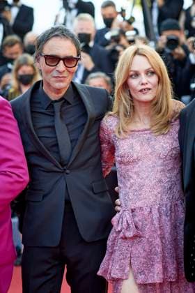 Vanessa Paradis, Samuel Benchetrit - Montée des marches du film « De son vivant » lors du 74ème Festival International du Film de Cannes. Le 10 juillet 2021 Borde-Jacovides-Moreau Bestimage Red carpet for the movie « De son vivant » during the 74th Cannes International Film festival. On July 10th 2021 Cannes France *** Vanessa Paradis, Samuel Benchetrit Montée des marches du film De son vivant lors du 74ème Festival International du Film de Cannes Le 10 juillet 2021 Borde Jacovides Moreau Bestimage Red carpet for the movie De son vivant during the 74th Cannes International Film festival On July 10th 2021 Cannes France  Copyright: xJACOVIDES-BORDE-MOREAUx xBESTIMAGExJACOVIDES-BORDE-MOREAUx xBESTIMAGEx