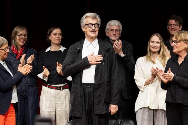 Filmemacher und Kuenstler Wim WENDERS (mi.), mit Hand auf dem Herz, dankend, Portrait, Portraet, bei der Eroeffnung der Ausstellung W.I.M. Die Kunst des Sehens in der Bundeskunsthalle, am 31.07.2025, in Bonn Deutschland. *** Filmmaker and artist Wim WENDERS mi , with hand on heart, thanking, portrait, portraet, at the opening of the exhibition W I M The Art of Seeing at the Bundeskunsthalle, on 31 07 2025, in Bonn Germany