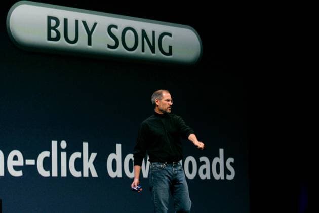 IMAGO History, 250 Jahre USA, Digitales Zeitalter: Entwicklung des Internets und Aufstieg von Silicon Valley Steve Jobs Announces iTunes for Windows Oct 16, 2003; San Francisco, CA, USA; STEVE JOBS, CEO of Apple Computers, announces both an upgrade for Apple s iTunes application and, for the first time, a Windows version of iTunes and its built-in downloadable Music Store.. Copyright: xEricxSlomansonx