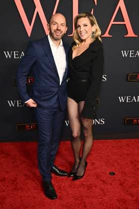Paul Scheer mit Ehefrau June Diane Raphael bei der Weltpremiere des Kinofilms Weapons im United Theatre on Broadway. Los Angeles, 31.07.2025
