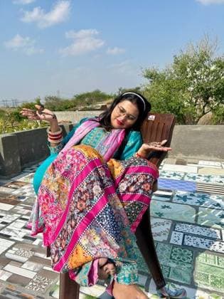 Creative Highlight Symbolbilder A woman in traditional attire sits outdoors under sunlight. 33293391 ,model released, Symbolfoto RECORD DATE NOT STATED
