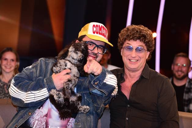 Oliver Polak mit seinem Hund Arthur und Atze Schroeder zu Gast bei der NDR Talk Show am 1.08.2025 in Hamburg NDR Talk Show am 1.08.2025 in Hamburg *** Oliver Polak with his dog Arthur and Atze Schroeder as guests on the NDR Talk Show on 1 08 2025 in Hamburg NDR Talk Show on 1 08 2025 in Hamburg 