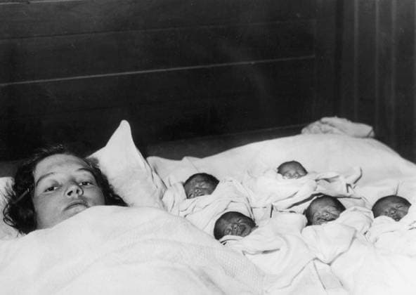 May 28, 1934, Callander, On, Canada: The Dionne quintuplets in bed with their mother, Olivia Dionne, in their farmhouse in Callander, Ontario on May 28, 1934. THE CANADIAN PRESS Callander Canada  - ZUMAc35_ 19340528_zaf_c35_001 Copyright: xThexCanadianxPressx