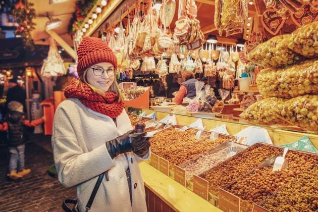 junges Mädchen auf dem Weihnachtsmarkt A young girl on the Christmas Market in Germany (License=RF) ,model released, Symbolfoto Copyright: xZoonar.com ValxThoermerx 18640634 ,model released, Symbolfoto ,property released