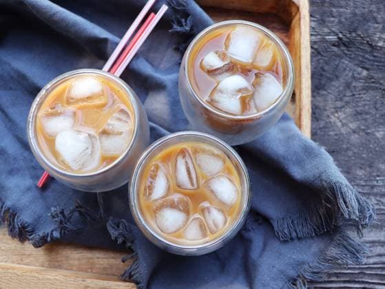 IMAGO Creative, Food, Trend, Iced Coffee Kalt gebrühter Eiskaffee in einem hohen Glas auf Holzuntergrund. Eiskaffee mit Schokolade, Vanille, Karamell oder Zimt in einem hohen Glas Cold brewed iced coffee in tall glass on wooden background. Chocolate, vanilla, caramel or cinnamon iced coffee in tall glass (License=RF) Copyright: xZoonar.com VirginijaxVaidakavicienex 23802338