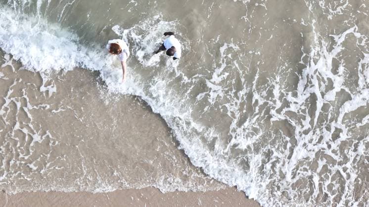 Creative Highlights Symbolbilder Glückliches Paar bei einem spielerischen Spaziergang am Strand, lachend und händchenhaltend Glückliches Paar bei einem spielerischen Spaziergang am Strand, lachend und händchenhaltend (License=RF) ,model released, Symbolfoto Copyright: xZoonar.com SunanxWongsa-ngax 23809103 ,model released, Symbolfoto ,property released