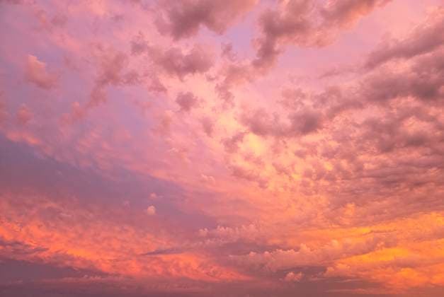 Bunter Himmel mit rosa Wolken bei einem wunderschönen Sonnenuntergang, Hintergrund Bunter Himmel mit rosa Wolken bei einem wunderschönen Sonnenuntergang, Hintergrund *** Colorful sky with pink clouds at a beautiful sunset, background Colorful sky with pink clouds at a beautiful sunset, background