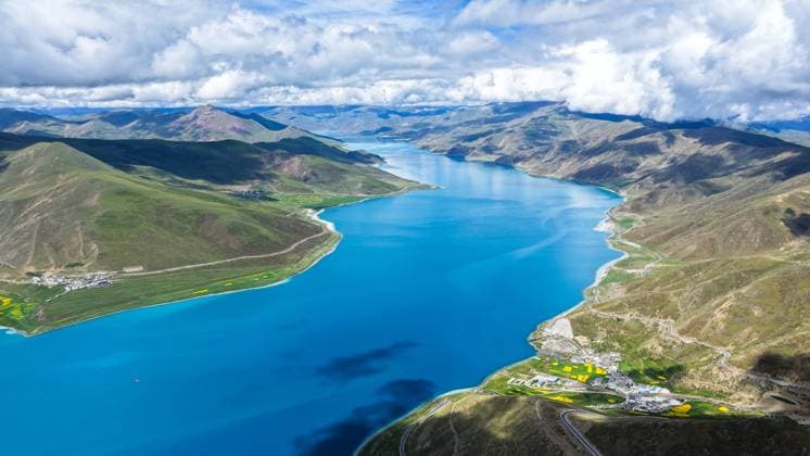 LHOKA, CHINA - JULY 31: Aerial view of the picturesque scenery of the Yamdrok Lake, also known as Yamdrok Yumtso, in summer on July 31, 2025 in Lhoka, Xizang Autonomous Region of China.  Copyright: xVCGx 111582662485