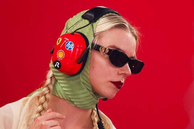 Entertainment Bilder des Tages August 2, 2025, Budapest, Hungary: Anya Taylor-Joy is seen in the Scuderia Ferrari garage during qualifying ahead of the Formula 1 Hungarian Grand Prix at the Hungaroring circuit in Mogyorod near Budapest on August 2nd, 2025. Budapest Hungary - ZUMAz156 20250802_zip_z156_053 Copyright: xBeataxZawrzelx
