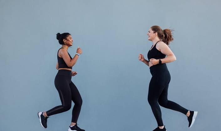 Creative Highlights Symbolbilder Sportlerin läuft vor ihrer Freundin und motiviert sie zum Laufen. Zwei joggende Freunde lächelnd beim Laufen an einer grauen Wand. Sportswoman running in front of her friend and motivating to run. Two jogging friends smiling while running at grey wall. (License=RF) ,model released, Symbolfoto Copyright: xZoonar.com ArtemxVarnitsinx 23812631 ,model released, Symbolfoto ,property released