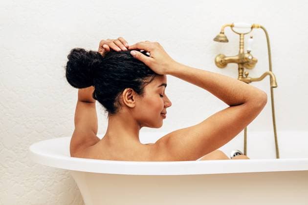 Creative Highlights Symbolbilder Frau entspannt sich im Badezimmer und glättet ihr Haar Woman relaxing in bathroom, straightens her hair (License=RF) ,model released, Symbolfoto Copyright: xZoonar.com ArtemxVarnitsinx 23812787 ,model released, Symbolfoto ,property released