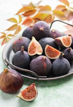 Frische reife Feigen Whole and sliced fresh ripe figs. (License=RF) Copyright: xZoonar.com OlenaxRudox 23812151