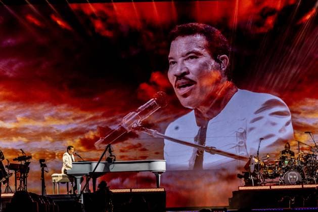 Entertainment Bilder des Tages Lionel Richie performs at the Movistar Arena The singer Lionel Richie during his concert at the Movistar Arena, on August 2, 2025, in Madrid Spain The concert is part of the tour Say Hello To The Hits, which ends the Spanish and European leg of the tour of the legendary artist Richie is an American singer, songwriter and producer, Throughout his career, he has sold more than 100 million records worldwide, has won four Grammy Awards, an Oscar and a Golden Globe, and has been honored with numerous awards in the music industry, including induction into the Rock and Roll Hall of Fame Spain.  Copyright: xRicardoxRubiox 6888106