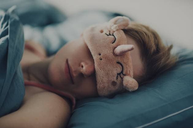 Creative Highlights Symbolbilder Junge Frau mit Schlafmaske im Bett Porträt Young woman in sleep mask in bed portrait (License=RF) ,model released, Symbolfoto Copyright: xZoonar.com StanislavxPerovx 23822831 ,model released, Symbolfoto ,property released