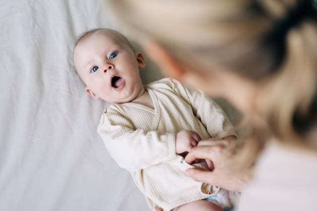 Creative Highlights Symbolbilder Die Mutter wechselt den Bodysuit eines fröhlichen, niedlichen Babys, nachdem sie die Windel gewechselt hat. Mom changes the bodysuit of a cheerful cute baby after changing the diaper. (License=RF) ,model released, Symbolfoto Copyright: xZoonar.com TITOVAxILONAx 23825711 ,model released, Symbolfoto ,property released
