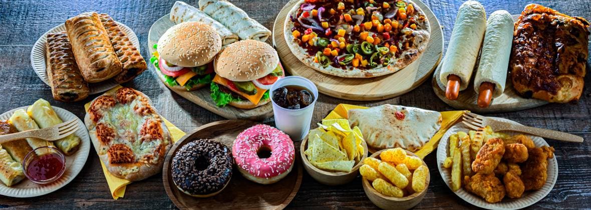 Lebensmittel, die das Krebsrisiko erhöhen. Junk Food Foods enhancing the risk of cancer. Junk food. (License=RF) Copyright: xZoonar.com monticellox 23826095