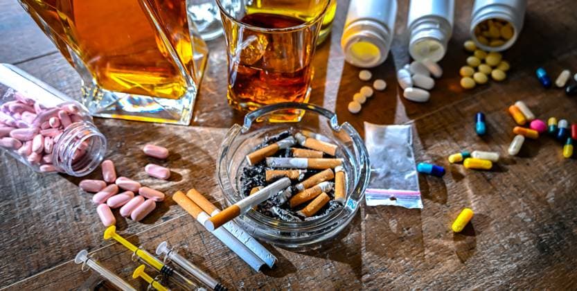 Zusatzstoffe, einschließlich Alkohol, Zigaretten und Drogen. Addictive substances, including alcohol, cigarettes and drugs. (License=RF) Copyright: xZoonar.com monticellox 23827425